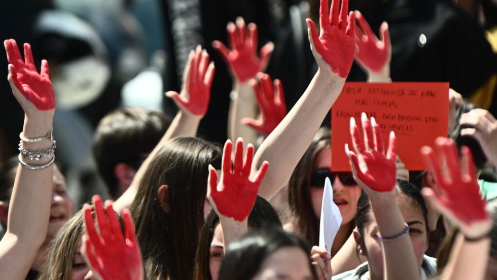Εχοντας βαμμένα τα χέρια τους με αίμα και κρατώντας πανό με το σύνθημα «το περιπολικό δεν είναι ταξί - καμία μόνη» μαθητές πραγματοποίησαν διαμαρτυρία.